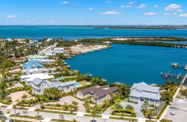 Parking, Pool & Dock - Mastway House