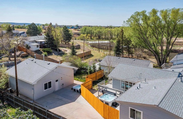 Parkside Estate! House & Cottage w/ 2 Hot Tubs