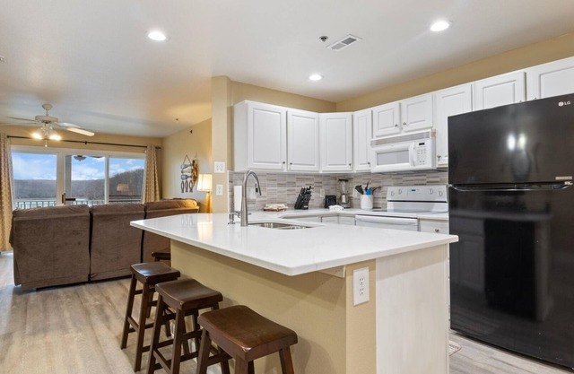 Parkview Bay 616, tres dormitorios, alfombra nueva, A / C, calentador de agua XL, WIFI GRATIS