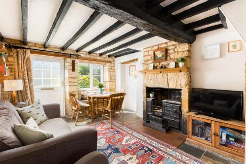 Pass the Keys Cosy Cottage 17th century Garden Parking