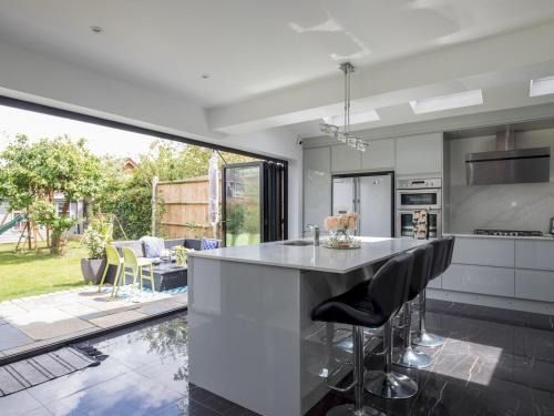 Pass the Keys Gorgeous Family Home Near River Thames-Old Windsor