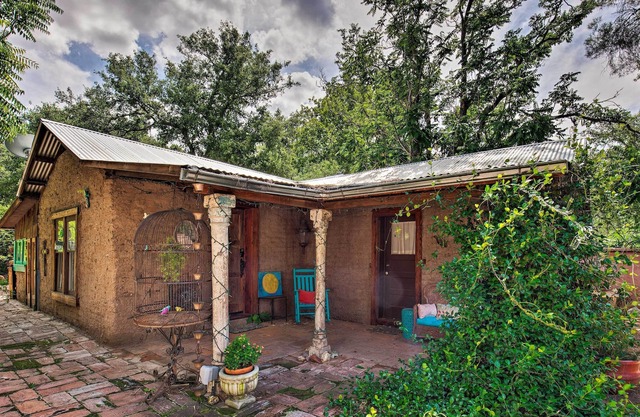 ¡NUEVO! Patagonia Cottage w / Patio + Yard, Walk to Town!