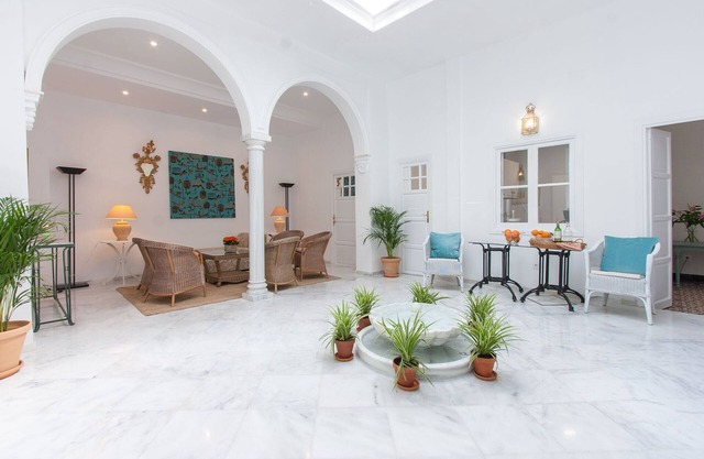 Patio de Tintes Sevilla Histórica 6 pax 3 dormitorios 3 baños Gran patio y salon