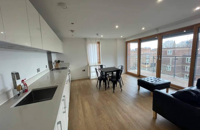 Peaceful 1BD Flat With Balcony - Bethnal Green
