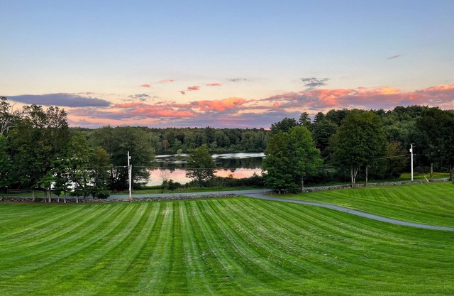 Peaceful 4-bedroom escape to Bethel Woods with WiFi, AC, lake view