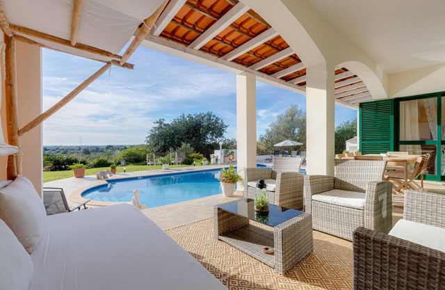 Villa con piscina y vistas fabulosas a la llanura y al océano
