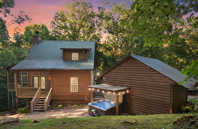 Peaceful Cabin 5 Min to Wineries, Orchards & Shopping 🏔 Fire Pit🔥 Hot Tub ❤️