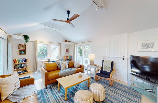 Peaceful centrally located home near ocean, downtown w/ kayak access