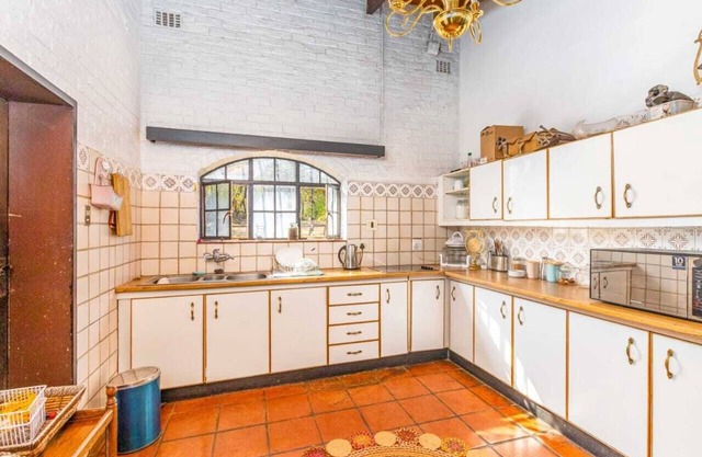 Peaceful Farmhouse Hacienda courtyard, full kitchen, peaceful, nature's haven.