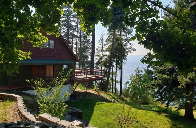 Pacífica casa envuelta en un paisaje tranquilo y pintoresco junto a una playa rocosa.
