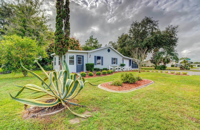 Peaceful Lady Lake Home w/ Screened-In Porch!