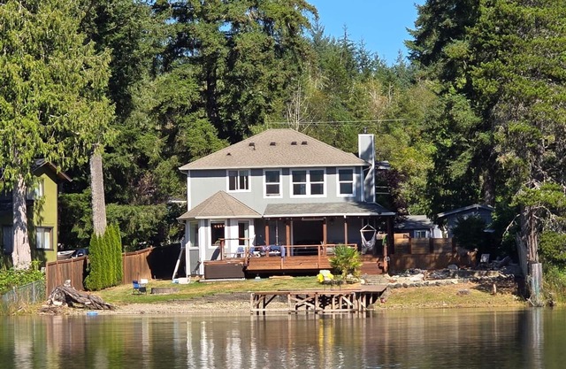 Peaceful Lakefront Luxury: Hot Tub, Sandy Beach, King Bed, Stocked Kitchen