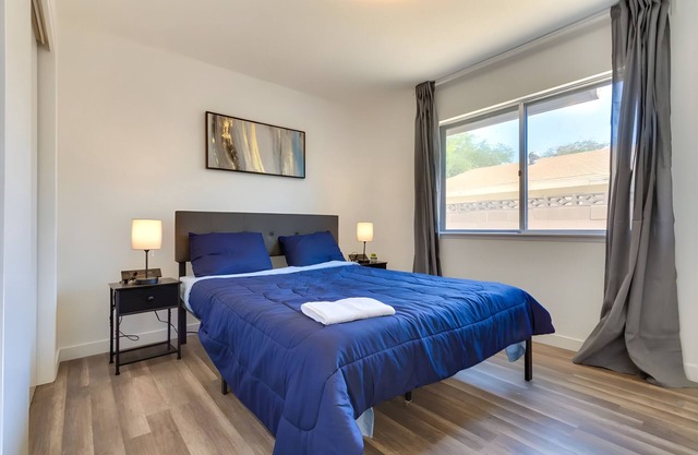 Retiro Moderno y Tranquilo en Ridgecrest:Amplia Casa de 4 Habitaciones con Patio