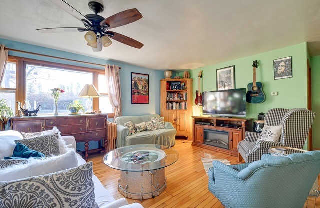 Peaceful Necedah Retreat: 3 Mi to Lakes!