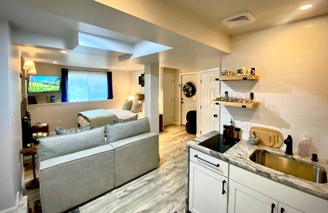 Peaceful Pines Haven~ cozy studio near the ponds