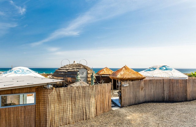 Yurt pacífico y pintoresco, piscina, vistas al mar, playa, WIFI