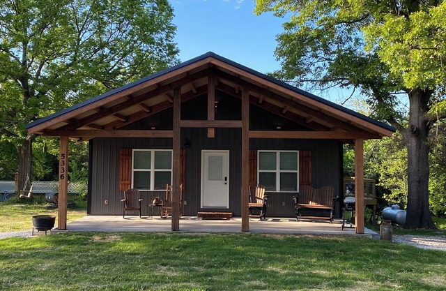 Peaceful rural hideout 25 min south of Branson in NW AR w/ large covered porch