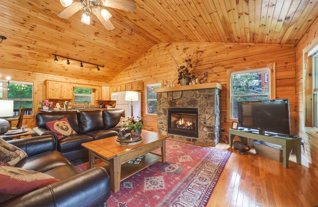 ¡NUEVO! Pintoresco Smoky Mtn Cabin w / Deck & Firepit!