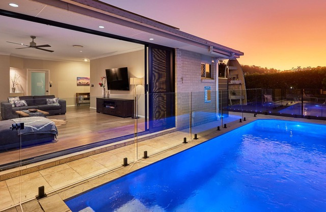 Peaceful & Spacious, 5 bedroom with POOL @ Burleigh Heads
