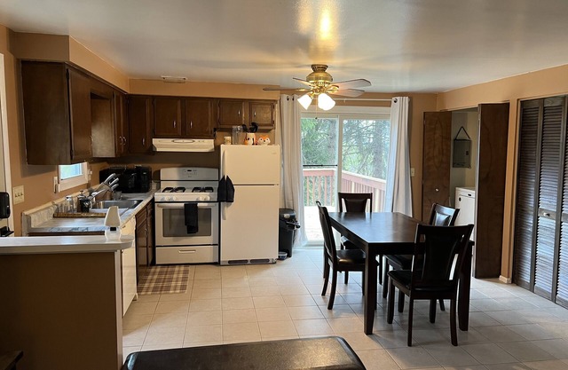 Peaceful Treetop Living 10 min. to downtown/ stadium, large deck, pet friendly