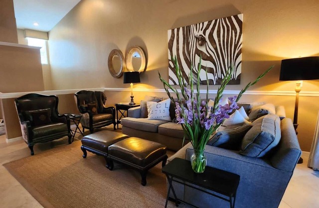 PELICAN BAY, Beautiful and Comfortable 2 Bedroom Condo w/ PB Amenities Included