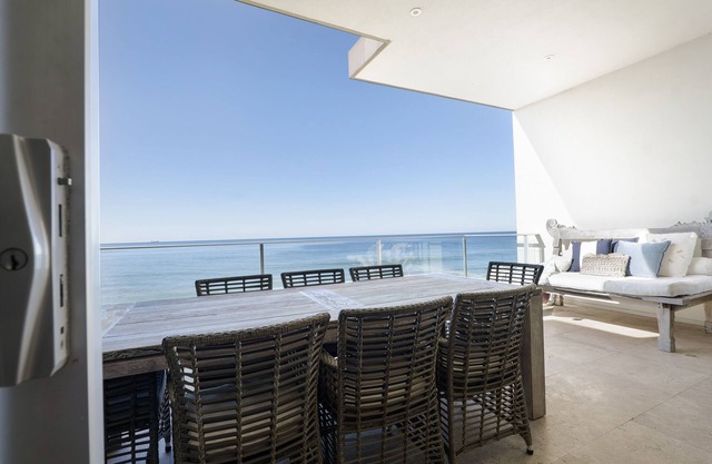 Pelican Penthouse - Spacious private beachfront