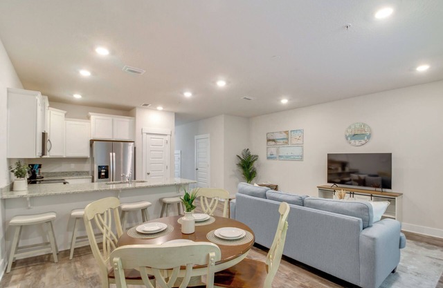 Pensacola Retreat w/ Pool Access, 20 Mi to Beach