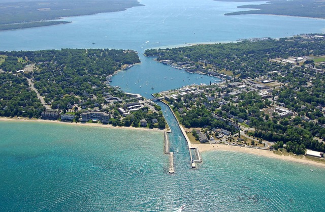 Pine River Condos en el canal en el centro de Charlevoix- Unidad 6 en el piso superior