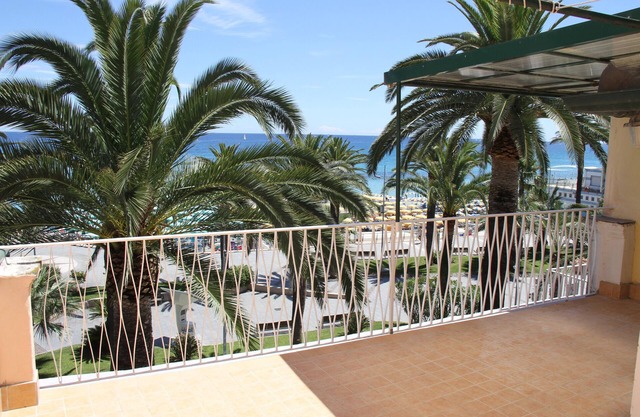 Penthouse de dos niveles a 20 metros del mar, en el centro de Loano