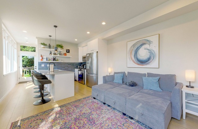 Perch - Wallingford Comfort: Cozy & Bright 2BR | Parking | Remote Work