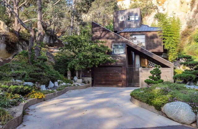 Peregrine View - Custom Home in Quiet Neighborhood