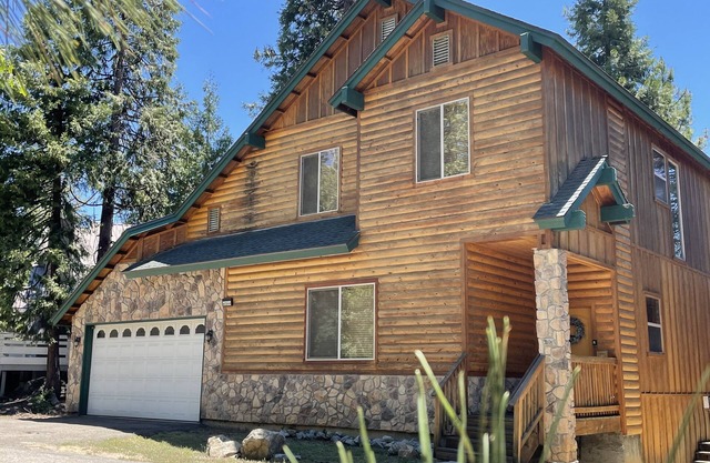 Perfect Family Getaway for 10 with game room just minutes away to Shaver Lake