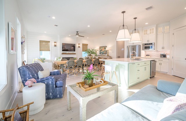 Perfect for Families & Groups/ Sleeps 14/ Large Table Seats 14/ + Full Amenities