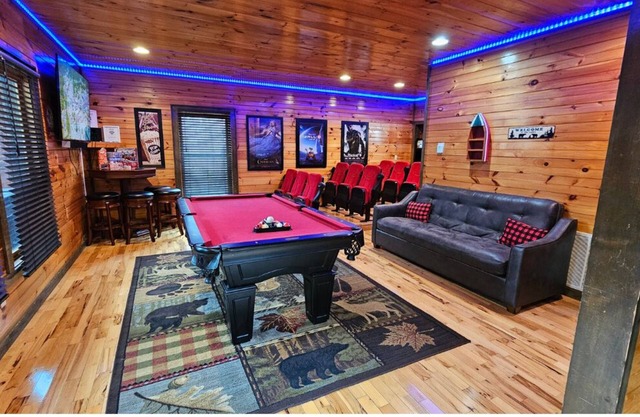 Perfect for Large Families 5BR Gatlinburg Cabin w/ Game Room, Theater & HotTub