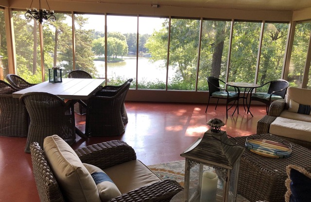 Casa perfecta frente al lago con impresionante gran sala de pantalla para la diversión familiar!