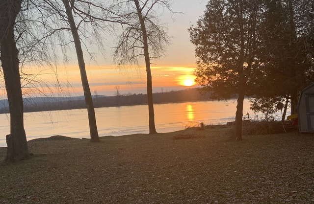 Perfecta escapada norte. Frente a la playa en todo el lago deportivo. Pesca de invierno y verano. Cerca de muchas rutas de senderismo, cervecerías, bodegas y el lago Michigan.