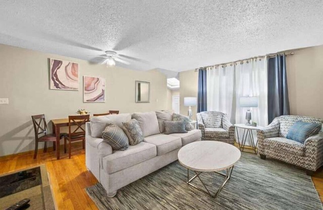 Beautiful 1/1 BR Condo with Pool !!