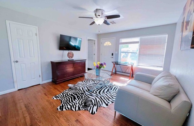Charming 3-bedroom house with AC, fitness room in superb Oklahoma City