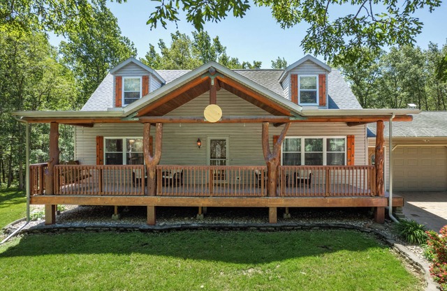 Dog-friendly 6-acre home, game room, deck, 5BR, sleeps 15 W/D, WI Dells 10min