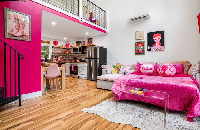 Pet Friendly Barbie House w/ Hot Tub, 5 Min from Town/15 Min to Asheville