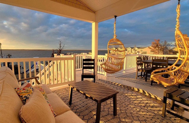 Pet Friendly. Bayfront. Salt water Pool. Private Bay Beach.