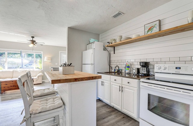 Pet-Friendly Bradenton Home: 3 Mi to Riverwalk!