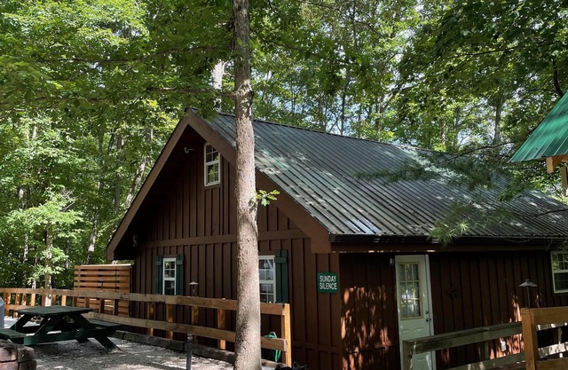 Cabaña que admite mascotas en Cliffview Resort con bañera de hidromasaje y wifi