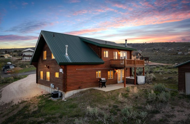 Pet-Friendly Cabin | Hot Tub, Pool Table & Views