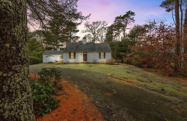 Pet Friendly Cozy Cotuit Cottage 5 minutes away from the beach!