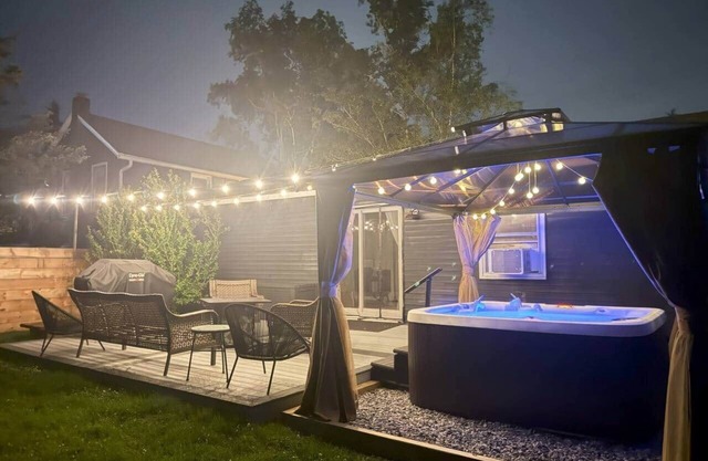 Pet-Friendly Hudson Escape w/Hot Tub