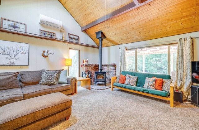 Pet-Friendly Ocean Park Rental w/ Outdoor Fire Pit