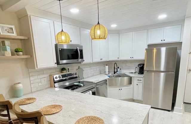 Pet-Friendly Condo in Ocean Village..Steps to the Ocean!