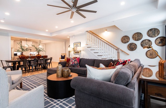 Norton, Pet-Friendly, Bourbon, WiFi, Downtown, Pool Local Dining, Fully Loaded