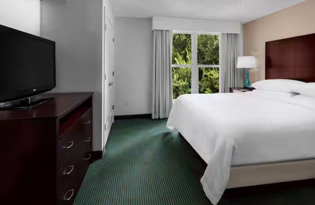 Pet-Friendly Suite w/Great In-Room Features and Proximity to Disney – 2 Miles
